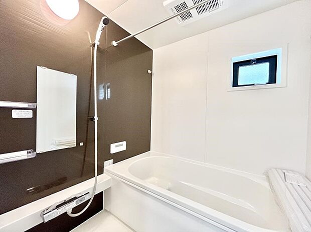 【浴室】~Bath Room~ 落ち着いた雰囲気の浴室で明日に向けてリフレッシュ。浴室乾燥機能も付いているので隣の洗濯機置き場で洗い上がった洗濯物を、雨の日も天気を気にせず乾燥させることも可能です。
