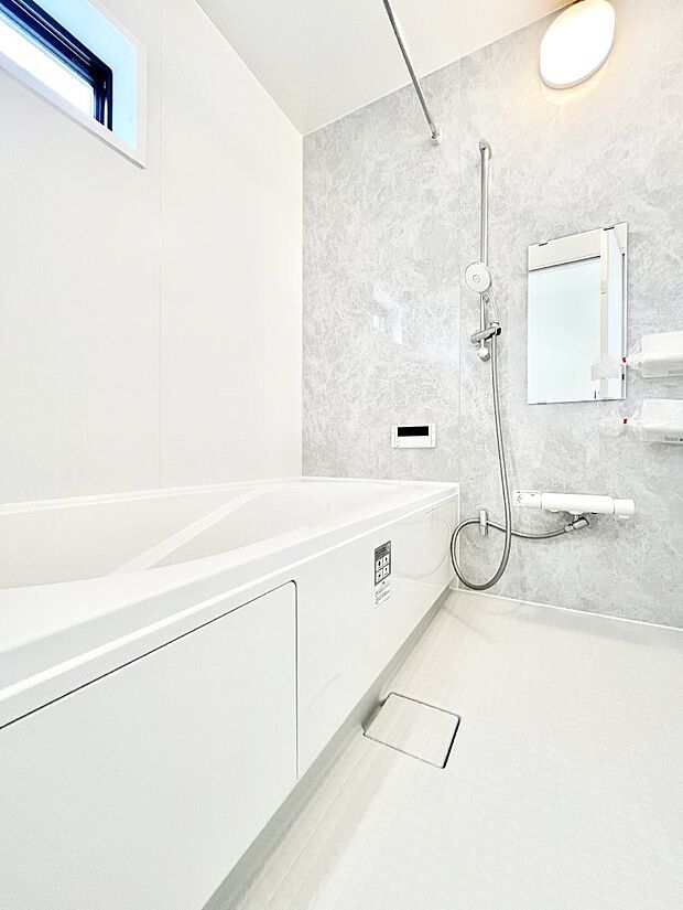 【浴室】~Bath Room~ ゆったりと足を伸ばして入浴することが可能!一日の疲れを癒す貴重なバスタイムです。お子様とご一緒でも十分な広さなので、リビングとは違った家族団欒のひと時をお楽しみいただけます。