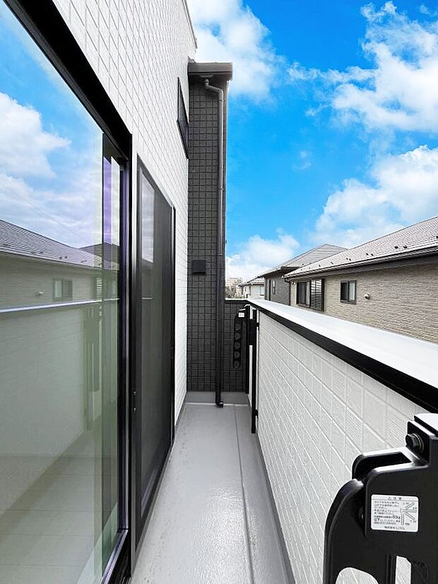 【バルコニー】~Balcony~ 大きな空に囲まれた気持ちのいい家。バルコニーを覗くだけで圧倒的な開放感に包まれます。バルコニーは陽がさしこみお布団や洗濯物を気持ちよく干すことができます。