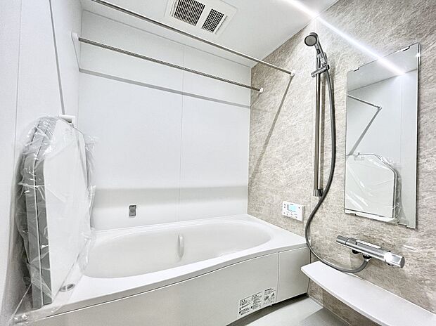 【浴室】~Bath Room~ 落ち着いた雰囲気の浴室で明日に向けてリフレッシュ。浴室乾燥機能も付いているので隣の洗濯機置き場で洗い上がった洗濯物を、雨の日も天気を気にせず乾燥させることも可能です。