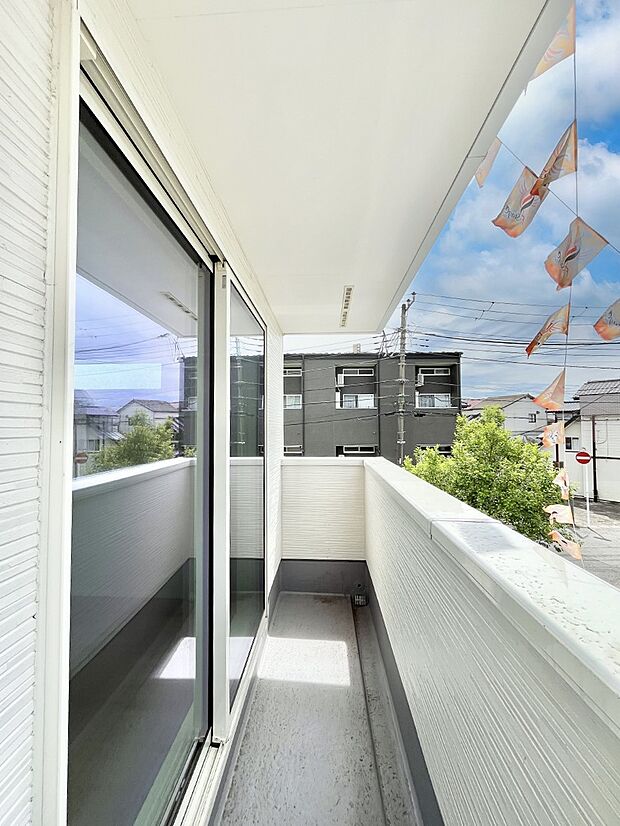 【バルコニー】～Balcony～ バルコニーは温かい陽がさしこみ、お布団や洗濯物を気持ちよく干すことができます。 使いやすく開放的なバルコニーです♪陽ざしがたっぷり降り注ぐ、バルコニー付き住まい。 