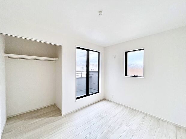 【寝室】～Bed Room～　部屋数が多いのが戸建てのメリットです。ご家族が増えたことで手狭に感じていた住まいも戸建てでは各居室プライバシーを保つことができます。住まいにゆとりが生まれ心もリラックスできます♪