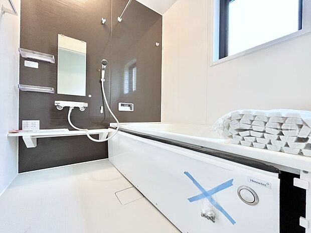 【浴室】~Bath Room~ 落ち着いた雰囲気の浴室で明日に向けてリフレッシュ。浴室乾燥機能も付いているので隣の洗濯機置き場で洗い上がった洗濯物を、雨の日も天気を気にせず乾燥させることも可能です。