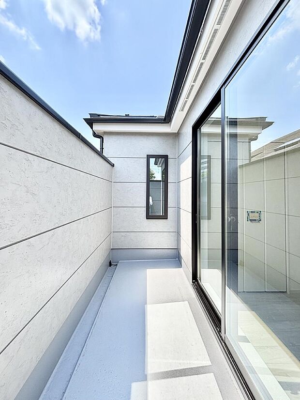 【バルコニー】~Balcony~ バルコニーは温かい陽がさしこみ、お布団や洗濯物を気持ちよく干すことができます。 使いやすく開放的なバルコニーです♪陽ざしがたっぷり降り注ぐ、バルコニー付き住まい。