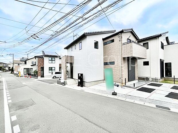 【前面道路含む現地写真】～Exterior～　前面道路は閑静な住宅地をはしる車通りの少ない道路。駐車の出し入れもらくらくです！ご不明点・現地見学のご希望は、お気軽にお問い合わせください！