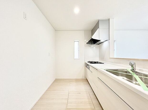 【ダイニングキッチン】◆2号棟◆～Kitchen～　自然光が入る窓のあるキッチン☆毎日使う場所だからこそ、使い勝手を考慮しました。ゆったりとしたキッチンコーナーは質感豊かな仕上がりとなっております。
