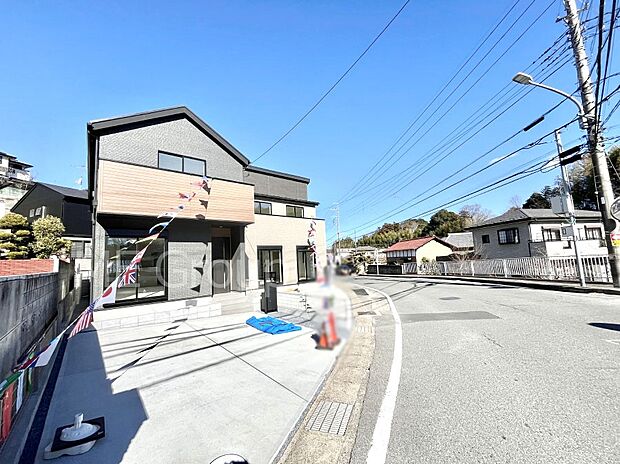 【前面道路含む現地写真】~Exterior~ 前面道路は閑静な住宅地をはしる車通りの少ない道路。駐車の出し入れもらくらくです!ご不明点・現地見学のご希望は、お気軽にお問い合わせください!