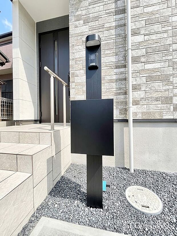 【その他現地】シンプルデザインのポスト。