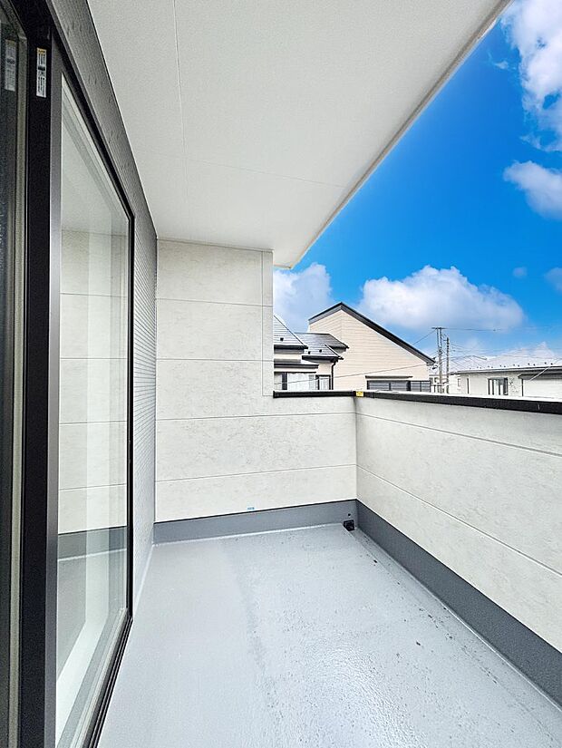 【バルコニー】～Balcony～ バルコニーは温かい陽がさしこみ、お布団や洗濯物を気持ちよく干すことができます。 使いやすく開放的なバルコニーです♪陽ざしがたっぷり降り注ぐ、バルコニー付き住まい。 