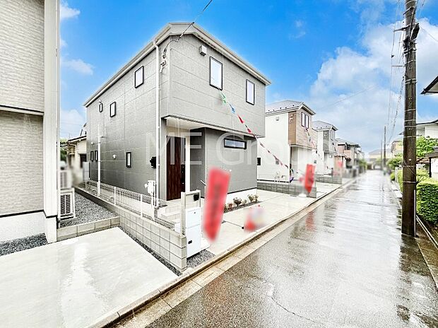 【前面道路含む現地写真】~Exterior~ 前面道路は閑静な住宅地をはしる車通りの少ない道路。駐車の出し入れもらくらくです!ご不明点・現地見学のご希望は、お気軽にお問い合わせください!