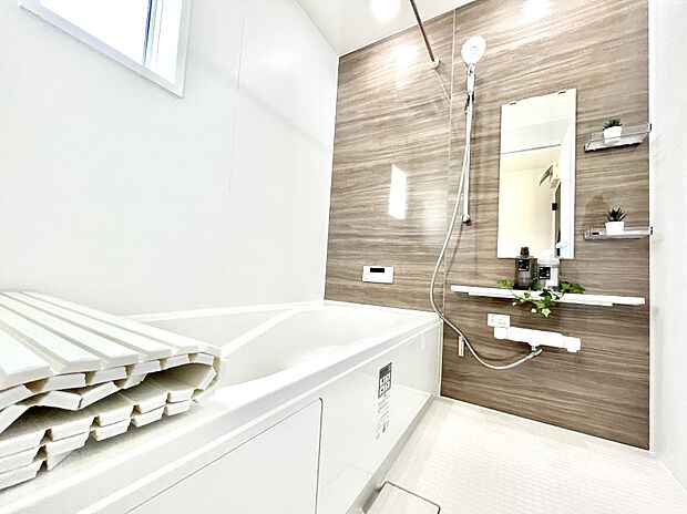 【浴室】◆1号棟◆~Bath Room~ 窓付きのバスルームは、採光もあり明るく気持ちの良い空間です。窓があることで、換気環境も良好。ゆったり寛げるバスルームで、毎日のバスタイムが楽しみになりそうです。