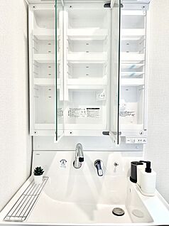 その他設備(三面鏡裏収納)