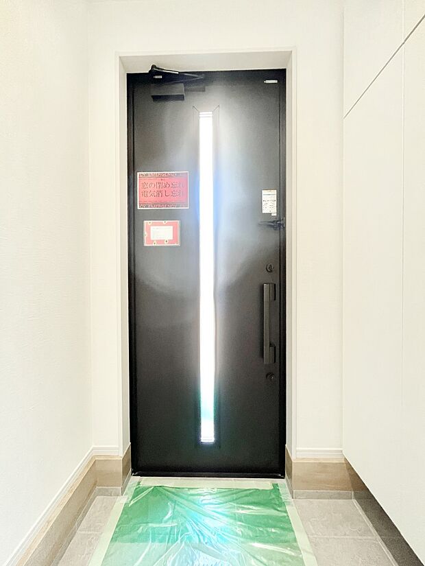【玄関】～Entrance～　玄関は家の顔といわれますが我が家のセンスをさりげなく感じさせる魅力ある玄関造りも楽しみの一つ。帰宅する度に家族がほっとできる心地よい空間造りも大切ですね♪