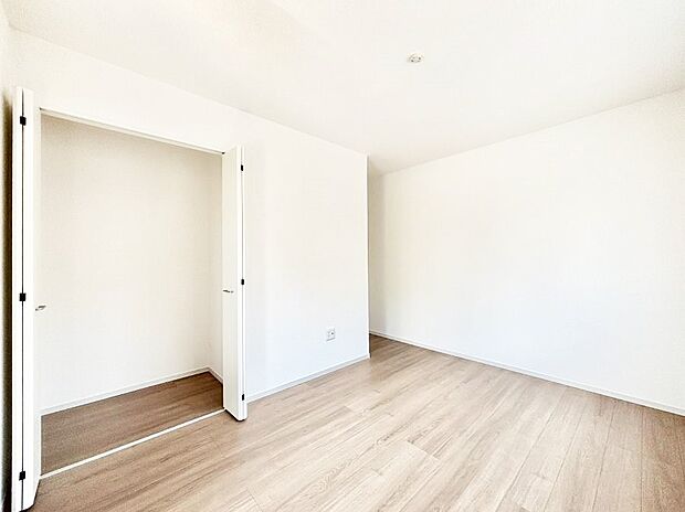 【寝室】~Bed Room~ 全居室には収納クローゼットを完備!普段使いのお洋服や小物はもちろん、季節物のお洋服などもしっかりと整理整頓おしまい頂けます。 居室空間を広く使用できますね。