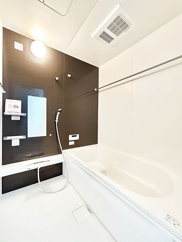 【浴室】~Bath Room~ 落ち着いた雰囲気の浴室で明日に向けてリフレッシュ。浴室乾燥機能も付いているので隣の洗濯機置き場で洗い上がった洗濯物を、雨の日も天気を気にせず乾燥させることも可能です。