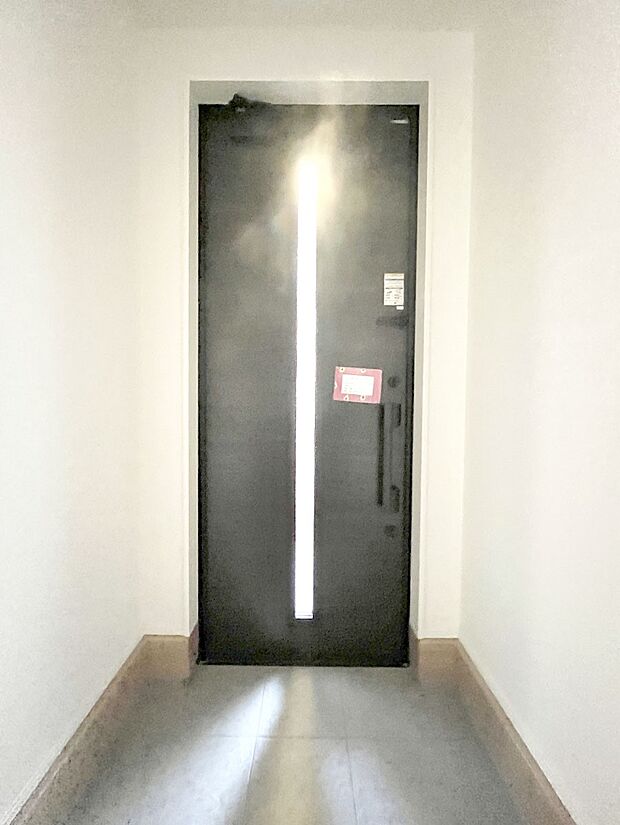 【玄関】～Entrance～　玄関は家の顔といわれますが我が家のセンスをさりげなく感じさせる魅力ある玄関造りも楽しみの一つ。帰宅する度に家族がほっとできる心地よい空間造りも大切ですね♪