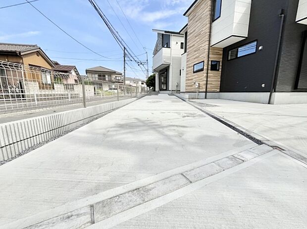 【駐車場】駐車2台可能!急なお客様の駐車に。また、ご家族の自転車スペースとしても大活躍。