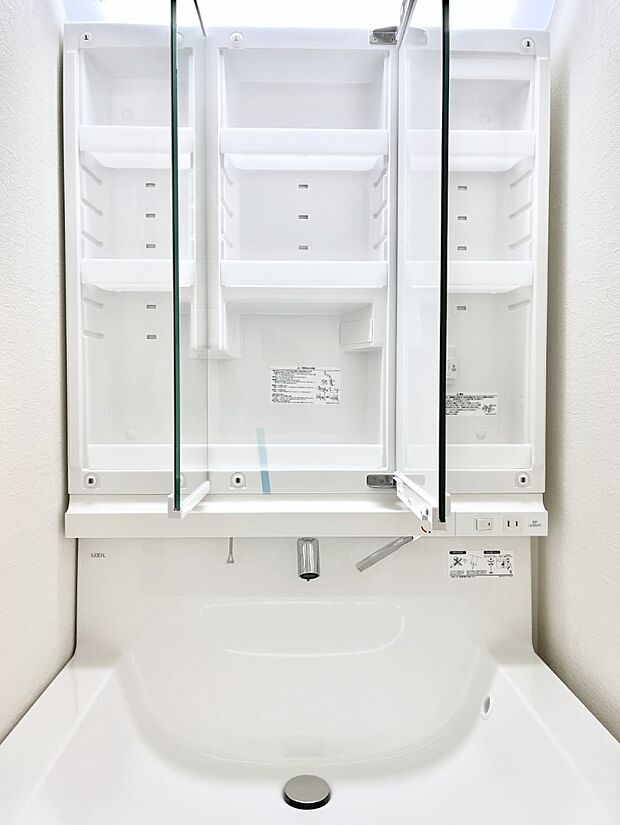 【その他設備(三面鏡裏収納)】◆1号棟◆三面鏡の裏に、化粧品や衛生用品などを収納可能。洗面台をすっきりと保ちます!