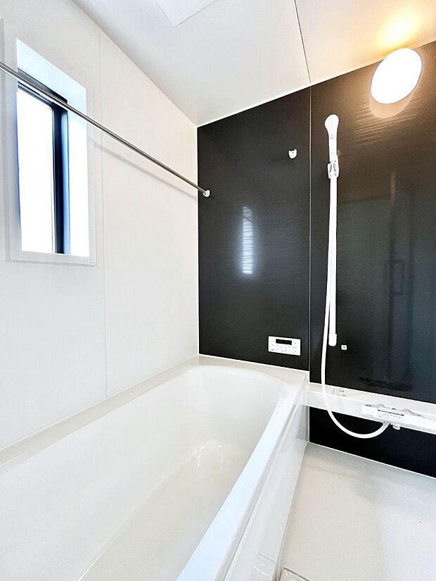 【浴室】～Bath Room～　落ち着いた雰囲気の浴室で明日に向けてリフレッシュ。浴室乾燥機能も付いているので隣の洗濯機置き場で洗い上がった洗濯物を、雨の日も天気を気にせず乾燥させることも可能です。