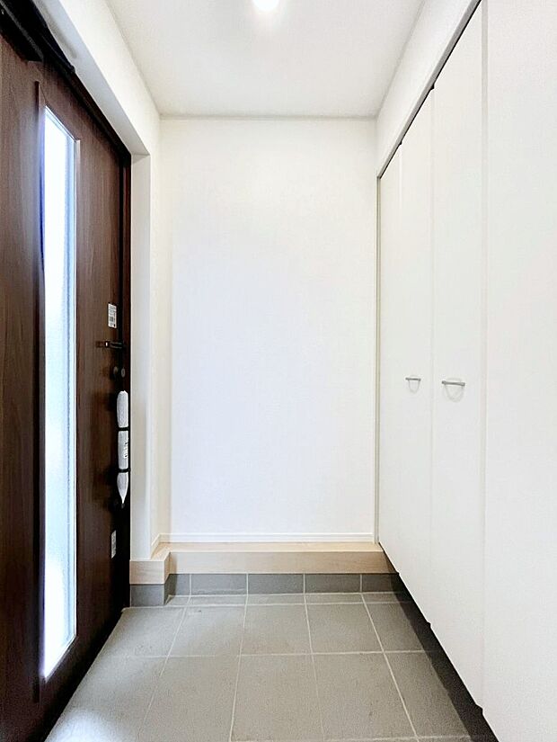 【玄関】～Entrance～　家の中でお客様を迎える最初の場所である玄関は、家の印象そのものです！豊富な玄関収納で、常に綺麗に保つことが出来ます♪玄関にはたっぷり収納の下駄箱を完備！