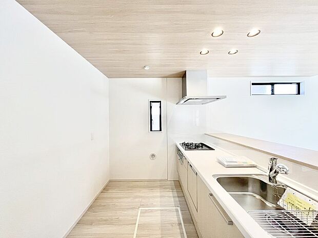 【ダイニングキッチン】◆１号棟◆～Kitchen～　自然光が入る窓のあるキッチン☆毎日使う場所だからこそ、使い勝手を考慮しました。ゆったりとしたキッチンコーナーは質感豊かな仕上がりとなっております。