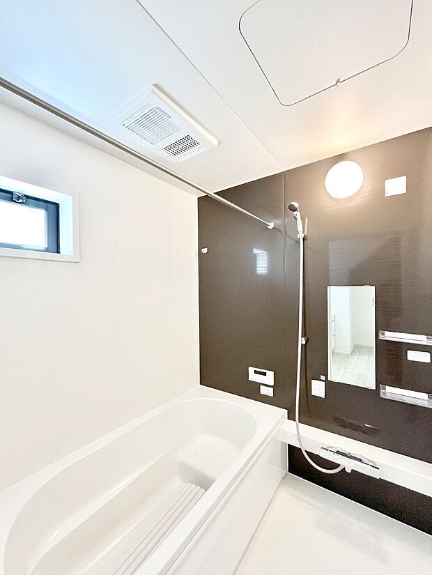 【浴室】◆１号棟◆～Bath Room～　足を伸ばして入浴することが可能！一日の疲れを癒す貴重なバスタイムです。お子様とご一緒でも十分な広さなので、リビングとは違った家族団欒のひと時をお楽しみいただけます。