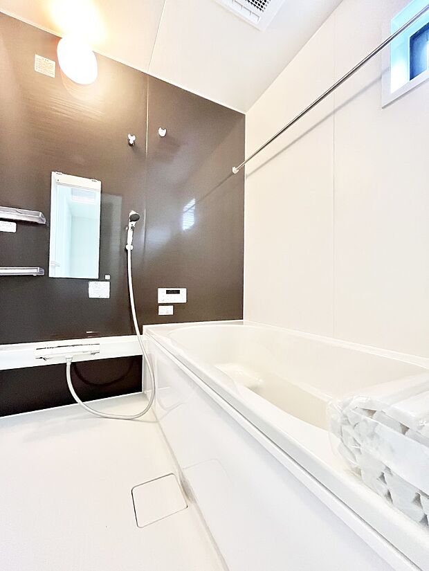 【浴室】～Bath Room～　ゆったりと足を伸ばして入浴することが可能！一日の疲れを癒す貴重なバスタイムです。お子様とご一緒でも十分な広さなので、リビングとは違った家族団欒のひと時をお楽しみいただけます。