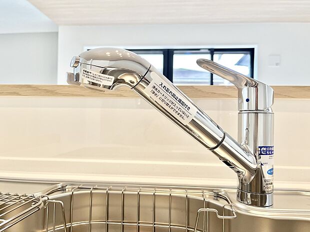 【その他設備(浄水器)】いつでも清潔なおいしいお水を。一つの水栓で水道水と浄水を使い分け。
