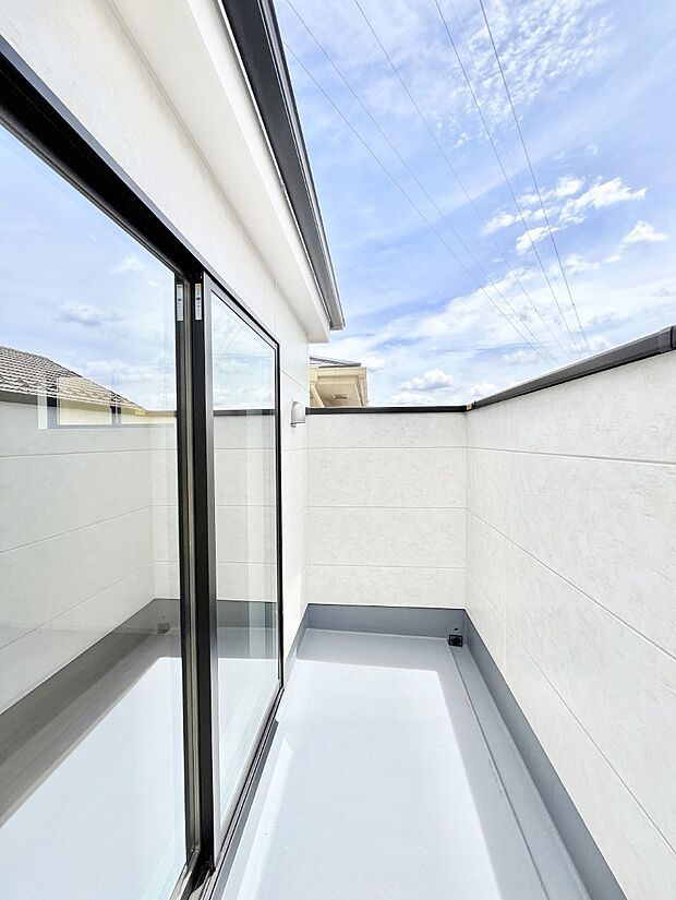 【バルコニー】～Balcony～ バルコニーは温かい陽がさしこみ、お布団や洗濯物を気持ちよく干すことができます。 使いやすく開放的なバルコニーです♪陽ざしがたっぷり降り注ぐ、バルコニー付き住まい。 
