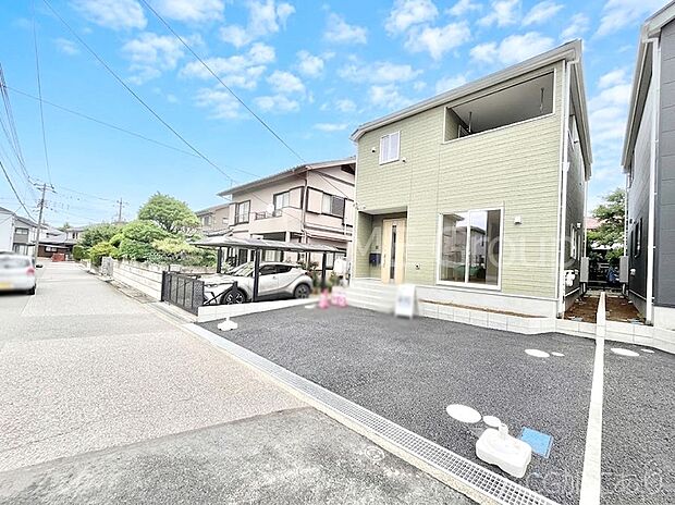 【前面道路含む現地写真】～Exterior～　前面道路は閑静な住宅地をはしる車通りの少ない道路。駐車の出し入れもらくらくです！ご不明点・現地見学のご希望は、お気軽にお問い合わせください！
