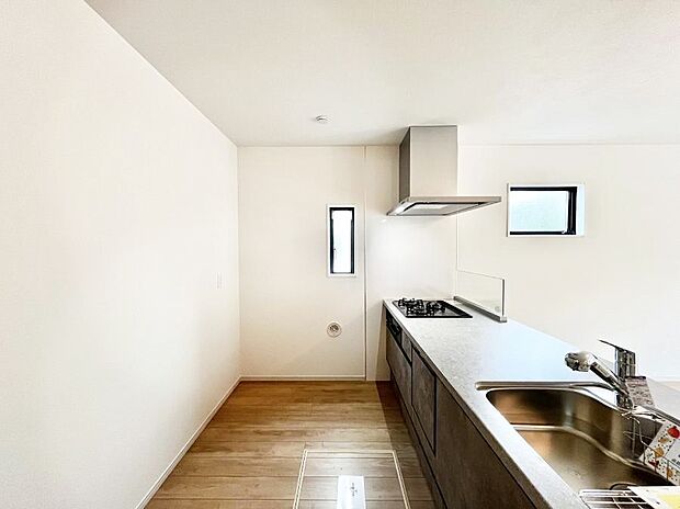 【ダイニングキッチン】～Kitchen～　自然光が入る窓のあるキッチン☆毎日使う場所だからこそ、使い勝手を考慮しました。ゆったりとしたキッチンコーナーは質感豊かな仕上がりとなっております。