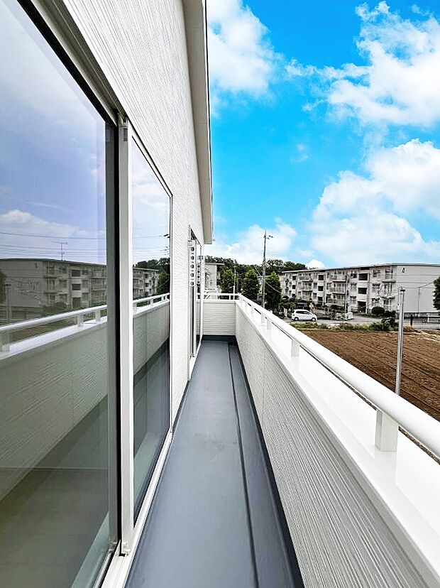【バルコニー】◆３号棟◆～Balcony～　南向きのバルコニーの前には雲以外に太陽を遮るものがありません。お洗濯物も乾きやすく、何より明るく気持ちのいい光が入ってきます。使いやすく開放的なバルコニーです♪