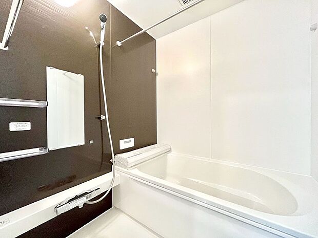 【浴室】~Bath Room~ 落ち着いた雰囲気の浴室で明日に向けてリフレッシュ。浴室乾燥機能も付いているので隣の洗濯機置き場で洗い上がった洗濯物を、雨の日も天気を気にせず乾燥させることも可能です。