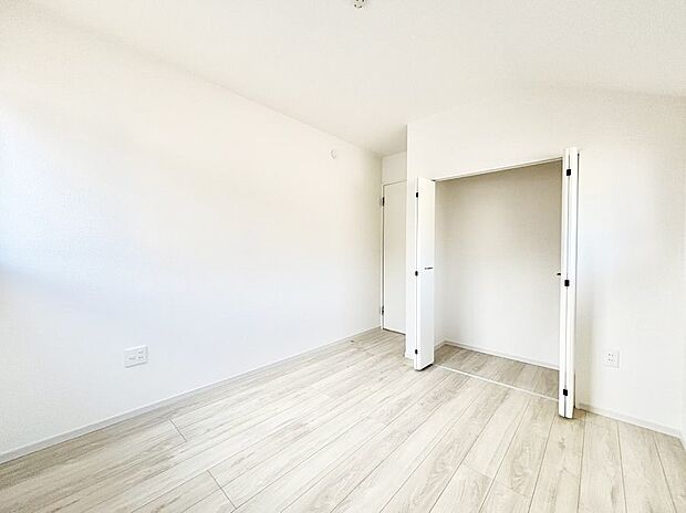 【寝室】~Bed Room~ 部屋数が多いのが戸建てのメリットです。ご家族が増えたことで手狭に感じていた住まいも戸建てでは各居室プライバシーを保つことができます。住まいにゆとりが生まれ心もリラックスできます♪