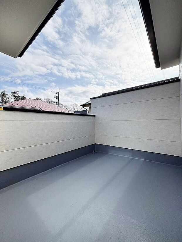 【バルコニー】~Balcony~ バルコニーは温かい陽がさしこみ、お布団や洗濯物を気持ちよく干すことができます。 使いやすく開放的なバルコニーです♪陽ざしがたっぷり降り注ぐ、バルコニー付き住まい。