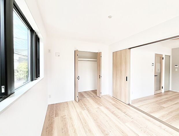 【寝室】~Bed Room~ 部屋数が多いのが戸建てのメリットです。ご家族が増えたことで手狭に感じていた住まいも戸建てでは各居室プライバシーを保つことができます。住まいにゆとりが生まれ心もリラックスできます♪