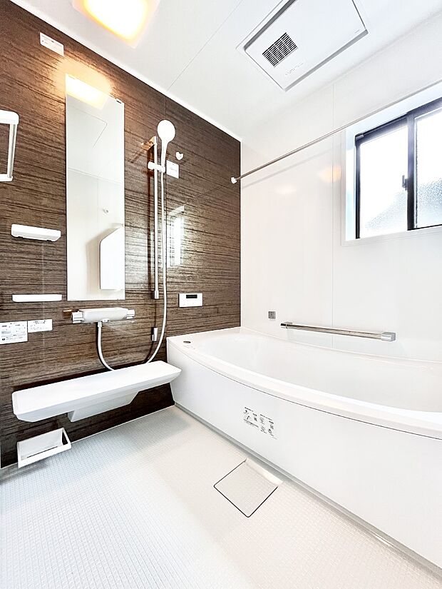 【浴室】~Bath Room~ 落ち着いた雰囲気の浴室で明日に向けてリフレッシュ。浴室乾燥機能も付いているので隣の洗濯機置き場で洗い上がった洗濯物を、雨の日も天気を気にせず乾燥させることも可能です。