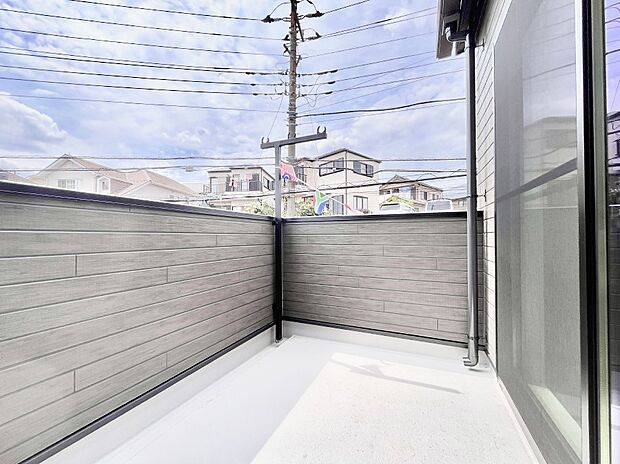 【バルコニー】~Balcony~ 大きな空に囲まれた気持ちのいい家。 バルコニーを覗くだけで圧倒的な開放感に包まれます。 バルコニーは陽がさしこみお布団や洗濯物を気持ちよく干すことができます。