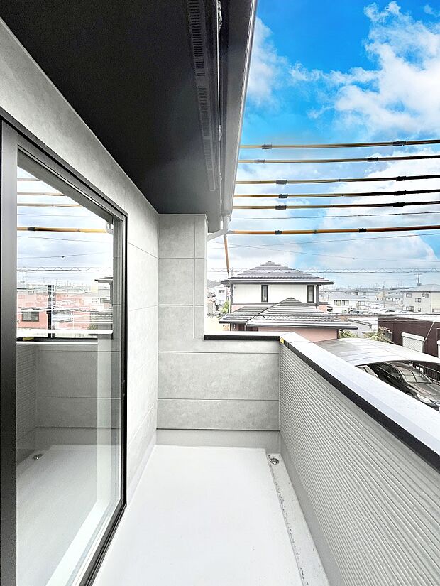 【バルコニー】~Balcony~ バルコニーは温かい陽がさしこみ、お布団や洗濯物を気持ちよく干すことができます。 使いやすく開放的なバルコニーです♪陽ざしがたっぷり降り注ぐ、バルコニー付き住まい。