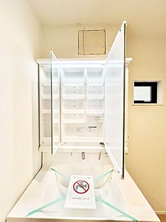 その他設備(三面鏡裏収納)