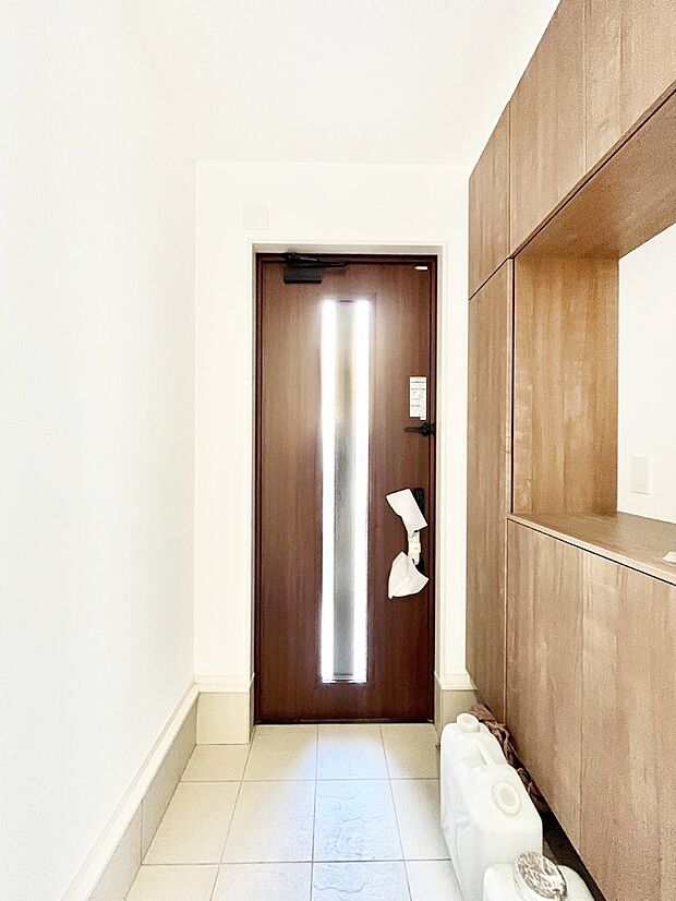 【玄関】～Entrance～　家の中でお客様を迎える最初の場所である玄関は、家の印象そのものです！豊富な玄関収納で、常に綺麗に保つことが出来ます♪玄関にはたっぷり収納の下駄箱を完備！