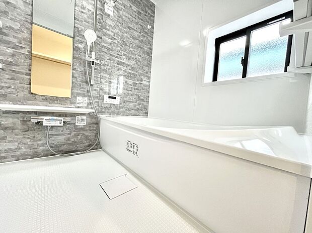 【浴室】~Bath Room~ 落ち着いた雰囲気の浴室で明日に向けてリフレッシュ。浴室乾燥機能も付いているので隣の洗濯機置き場で洗い上がった洗濯物を、雨の日も天気を気にせず乾燥させることも可能です。