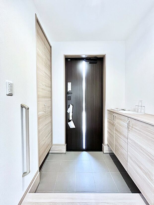 【玄関】~Entrance~ 家の中でお客様を迎える最初の場所である玄関は、家の印象そのものです!豊富な玄関収納で、常に綺麗に保つことが出来ます♪玄関にはたっぷり収納の下駄箱を完備!
