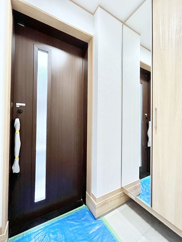 【玄関】~Entrance~ 下駄箱ミラー付なので、お出かけ前の身だしなみチェックに◎♪玄関はお客様をお出迎えする一番最初の場所、帰ってくる時に入る最初の場所。そんな場所だからこそ、より良い空間に…♪