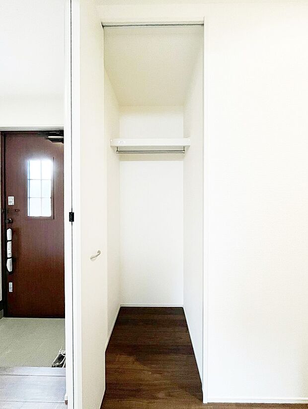 【その他設備(廊下収納)】掃除用具や生活雑貨の保管に便利な廊下収納