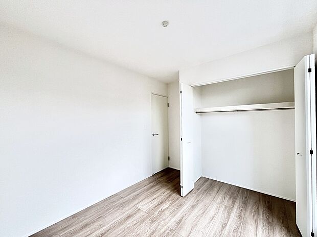 【寝室】~Bed Room~ 全居室には収納クローゼットを完備!普段使いのお洋服や小物はもちろん、季節物のお洋服などもしっかりと整理整頓おしまい頂けます。 居室空間を広く使用できますね。