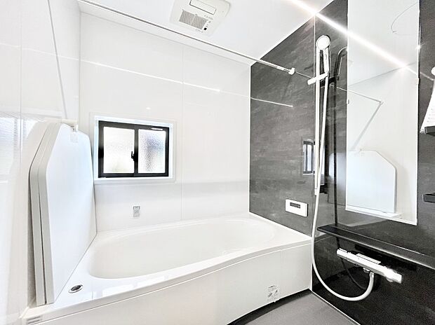 【浴室】~Bath Room~ 落ち着いた雰囲気の浴室で明日に向けてリフレッシュ。浴室乾燥機能も付いているので隣の洗濯機置き場で洗い上がった洗濯物を、雨の日も天気を気にせず乾燥させることも可能です。