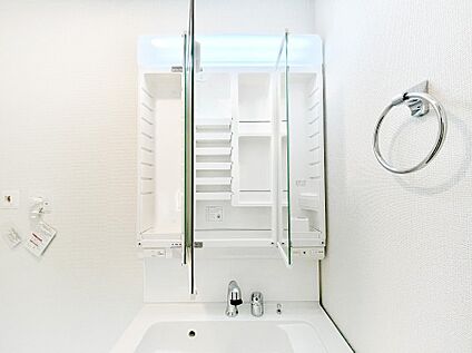 その他設備(三面鏡裏収納)