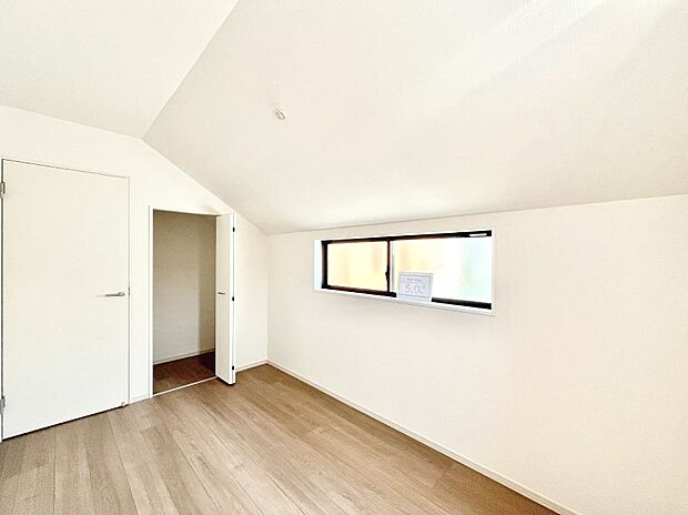 【寝室】◆1号棟◆~Bed Room~ 全居室には収納クローゼットを完備!普段使いのお洋服や小物はもちろん、季節物のお洋服などもしっかりと整理整頓おしまい頂けます。 居室空間を広く使用できますね。