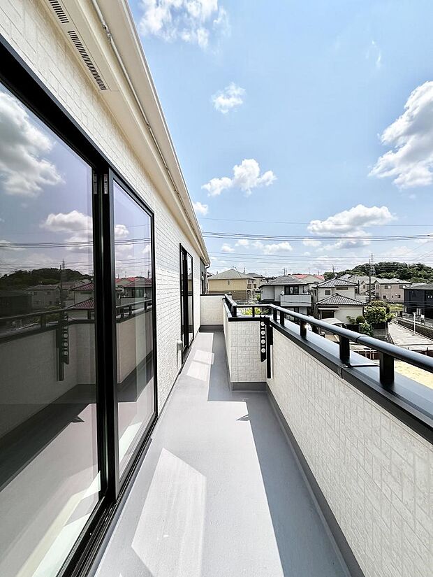 【バルコニー】◆C号棟◆~Balcony~ 南向きのバルコニーの前には雲以外に太陽を遮るものがありません。お洗濯物も乾きやすく、何より明るく気持ちのいい光が入ってきます。使いやすく開放的なバルコニーです♪